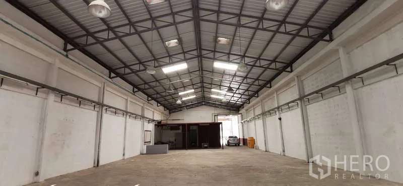 货栈 出租在Bang Phli, Samut Prakan - 宽敞仓库大厅，钢桁架屋顶与天窗