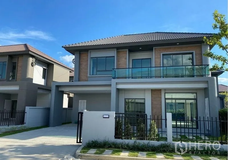 Detached House for rent - Contemporary two-storey detached house with balcony, driveway and front lawn in Saphan Sung, Bangkok.