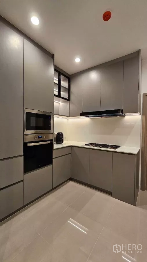 บ้าน ให้เช่าหรือขายในPrawet, Bangkok - ครัวไทยแยก เคาน์เตอร์รูปตัวแอล เตาแก๊ส เตาอบบิลท์อิน และตู้โทนเข้ม