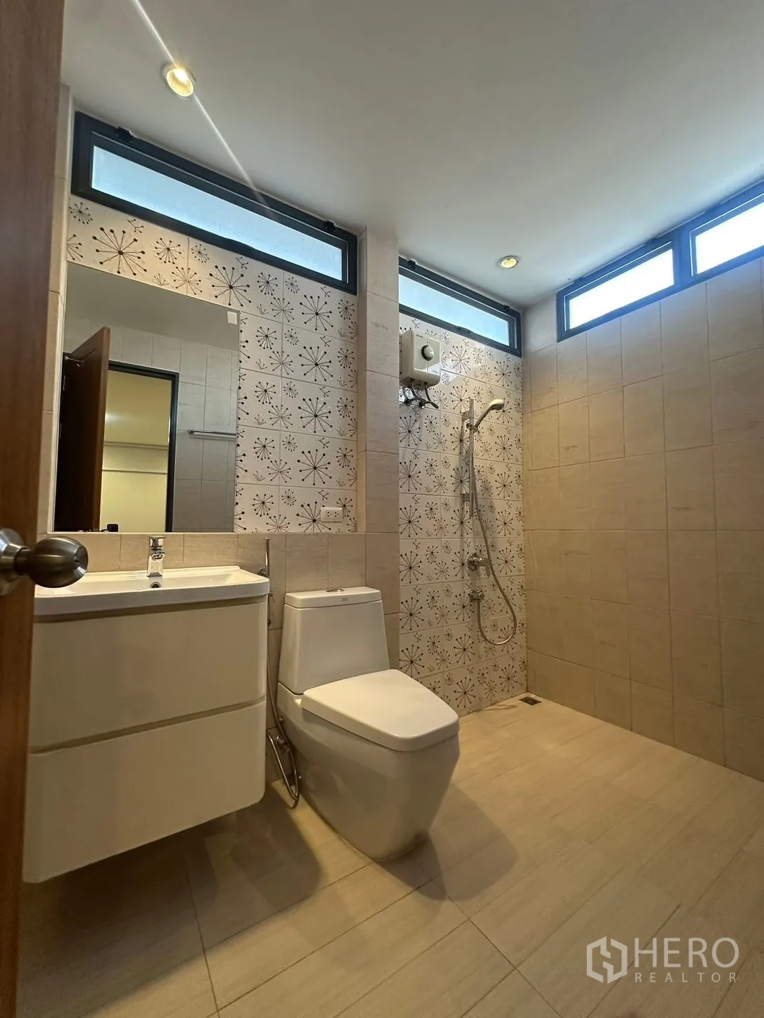 บ้าน for rent in Watthana, Bangkok - ห้องน้ำสไตล์โมเดิร์น ผนังลายกระเบื้อง ช่องแสงยาว อ่างล้างหน้า โถสุขภัณฑ์ และโซนอาบน้ำแบบวอล์กอิน