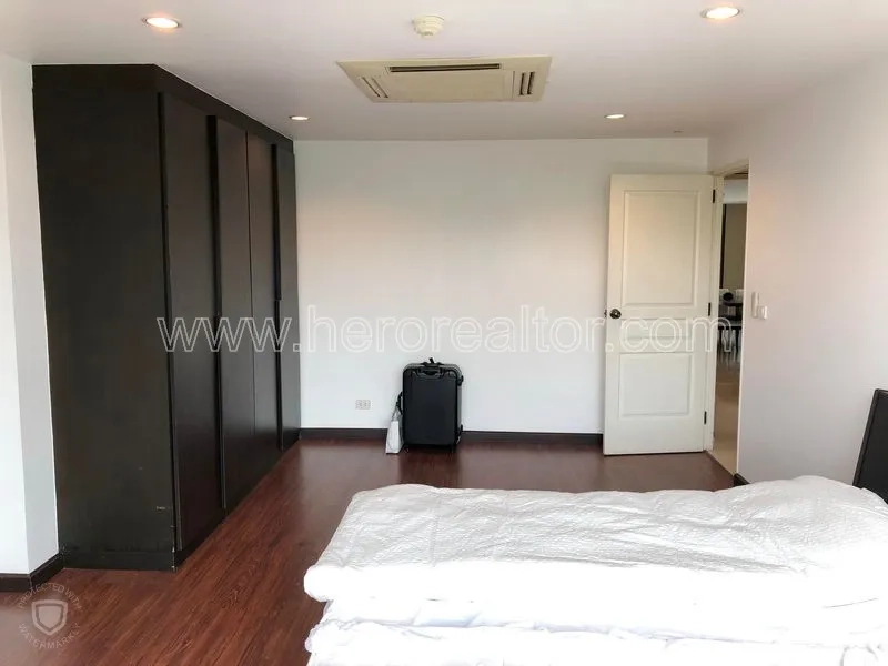 คอนโด ให้เช่าหรือขายในWatthana, Bangkok - ห้องนอนพร้อมตู้เสื้อผ้าบิลท์อินและพื้นไม้