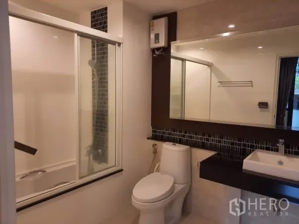 คอนโด ให้เช่าในWatthana, Bangkok - ห้องน้ำที่สองมีอ่างอาบน้ำกั้นกระจก กระเบื้องโมเสกและอ่างล้างหน้าทันสมัย