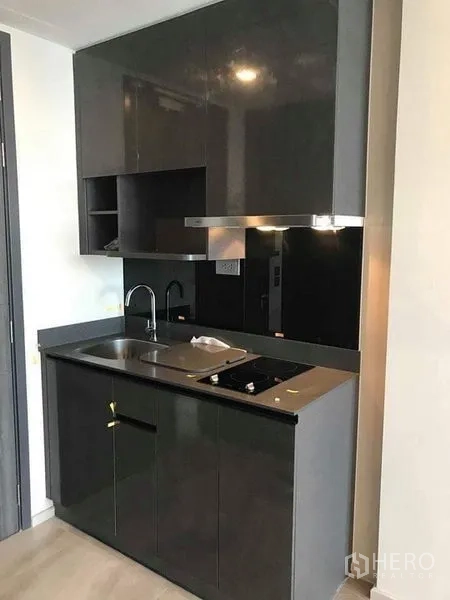คอนโด ให้เช่าในWatthana, Bangkok - ครัวบิลท์อินสไตล์โมเดิร์น ตู้หน้ากระจกเงา อ่างล้างจานและเตาไฟฟ้า