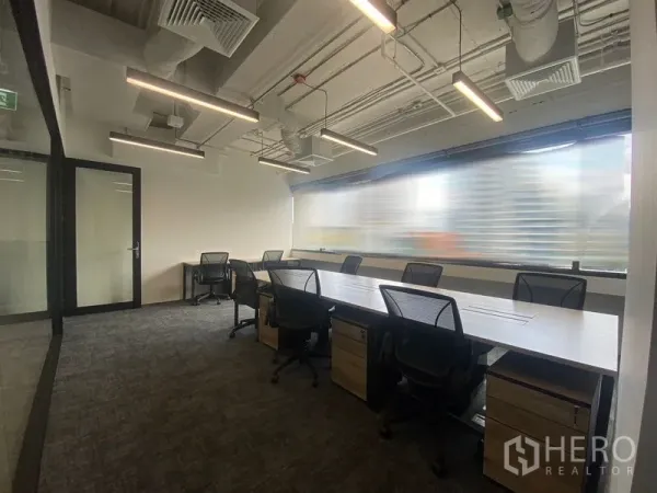 สำนักงาน ให้เช่าในUthai, Phra Nakhon Si Ayutthaya - พื้นที่ทำงานติดหน้าต่าง มีโต๊ะสองแถว ลิ้นชักเก็บของใต้โต๊ะ และไฟสมัยใหม่