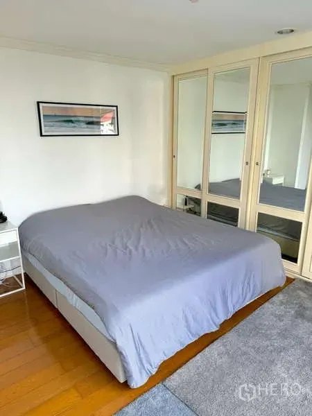 คอนโด ให้เช่าในKhlong Toei, Bangkok - ห้องนอนเตียงคู่ ตู้เสื้อผ้าบานกระจก และพื้นไม้โทนอุ่น