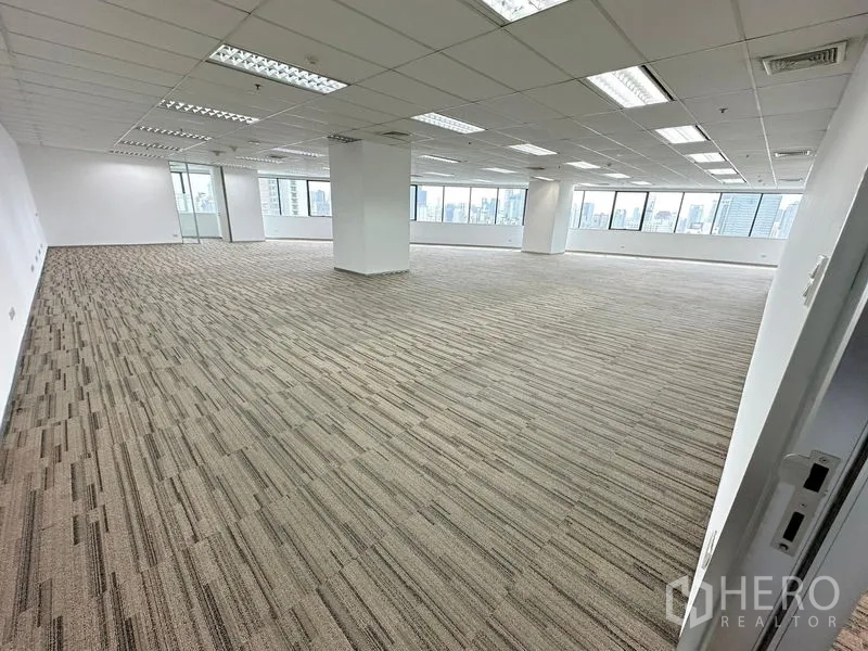 สำนักงาน ให้เช่าในWatthana, Bangkok - โถงทำงานขนาดใหญ่ มีเสาพยุง พรมกระเบื้อง และหน้าต่างยาวให้วิวเมืองแบบพาโนรามา