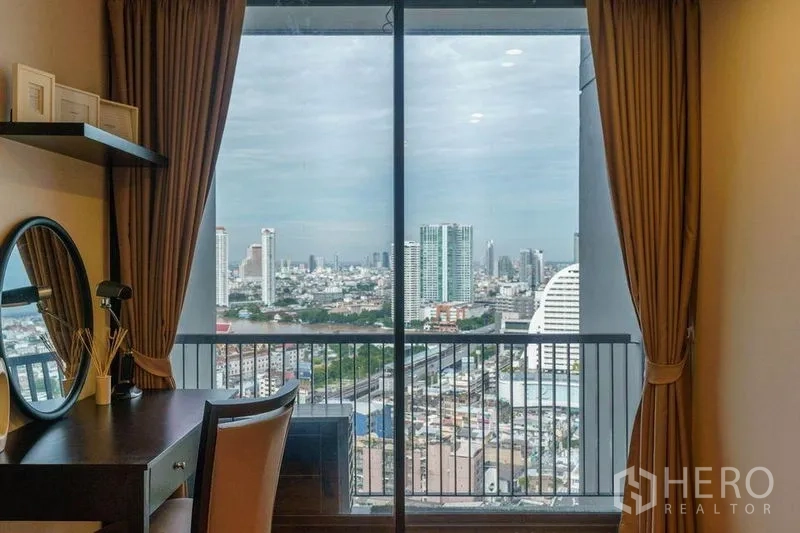 คอนโด ให้เช่าหรือขายในBang Rak, Bangkok - มุมทำงานหรือโต๊ะเครื่องแป้งติดหน้าต่างระเบียง มองเห็นวิวเมืองกว้าง