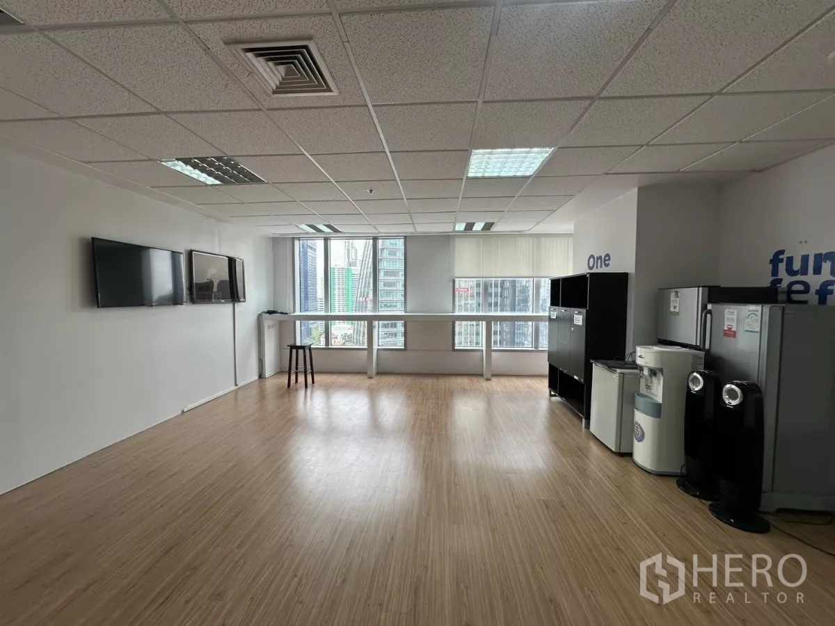 办公空间 出租在Watthana, Bangkok - 茶水间/休息区，木地板，冰箱与观景窗。