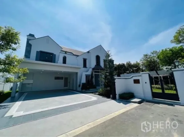 Detached House for rent or sale in Saphan Sung, Bangkok - Gated entrance with wide driveway and covered multi-car carport in front of the house.