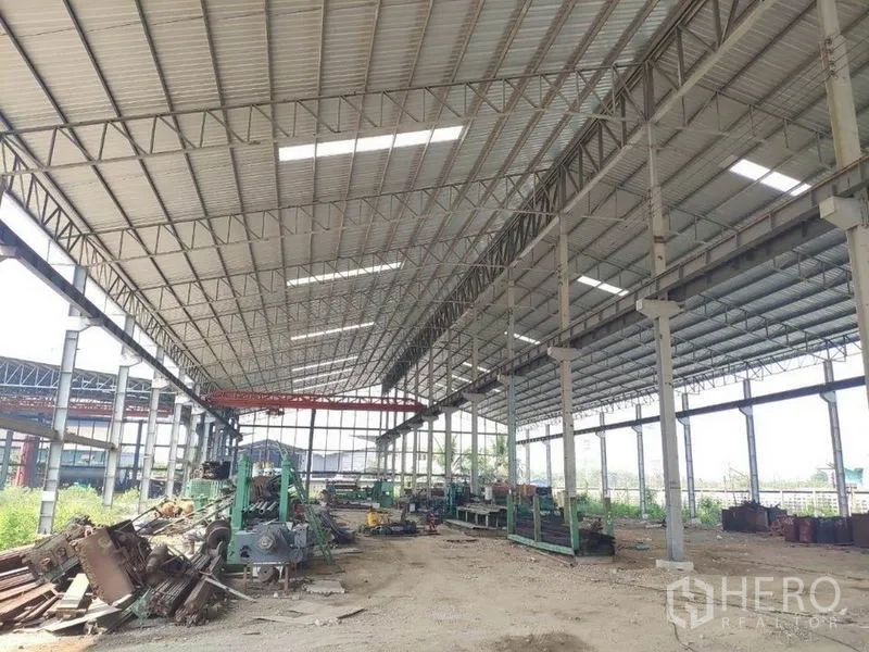 工厂 出租在Samut Sakhon - 通透生产区，金属屋顶、设备与充足作业空间，Samut Sakhon