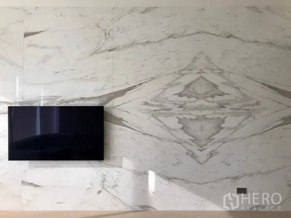 คอนโด ให้เช่าหรือขายในWatthana, Bangkok - ผนังลายหินอ่อนเงางามพร้อมทีวีติดผนังในโซนรับแขก