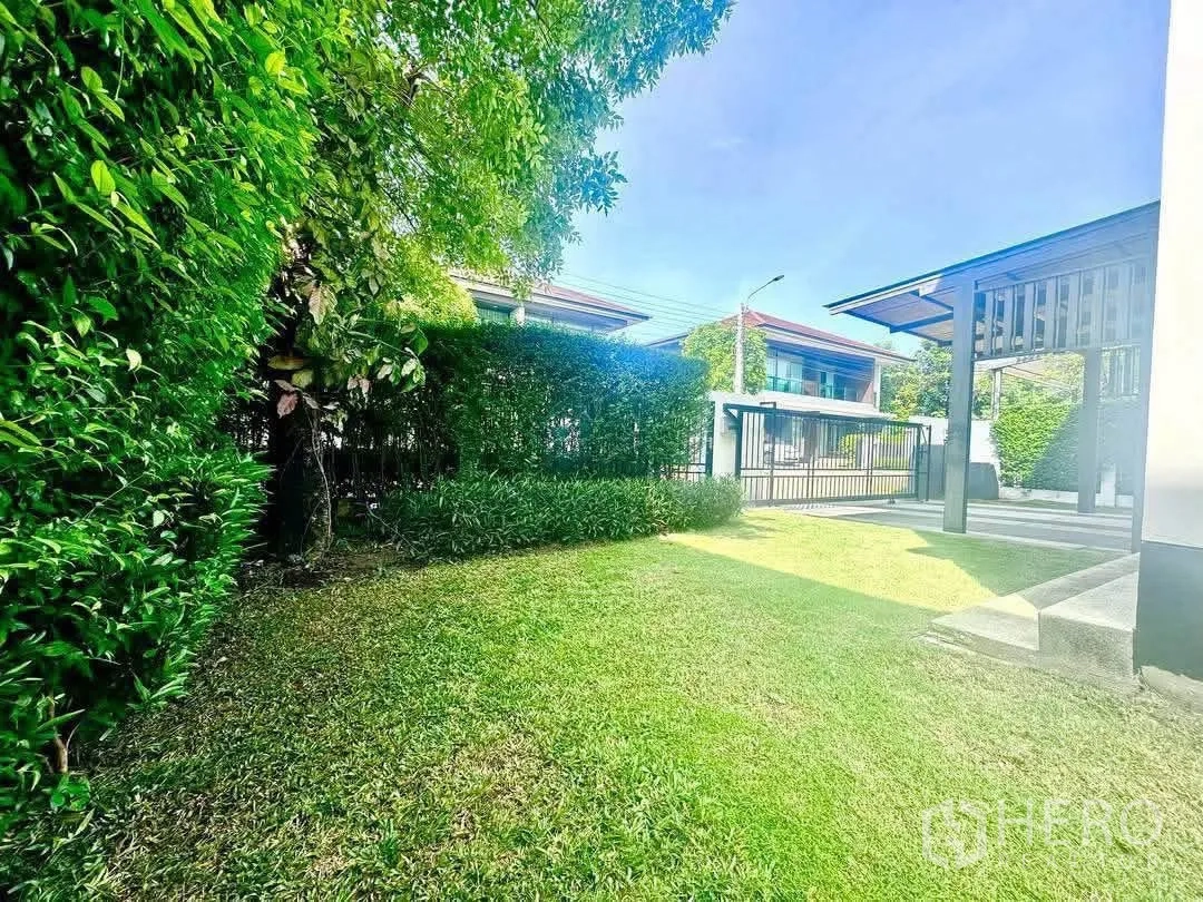 Detached House for rent in Bang Kapi, Bangkok - Private garden with green lawn, hedges and trees.