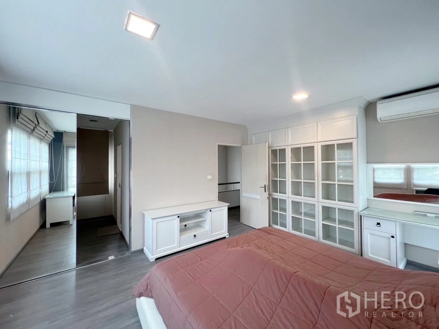 独立式住宅 出租或出售在Bang Phli, Samut Prakan - 主卧多窗与书桌