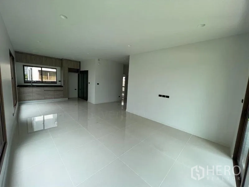 บ้าน ขายในBang Kapi, Bangkok - พื้นที่รับประทานอาหารเชื่อมครัว บิลท์อิน พร้อมหน้าต่างบานใหญ่