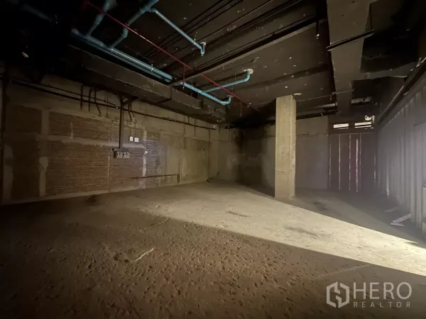 零售空间 出租 - 毛坯零售空间，裸露管线与风管、混凝土立柱与未完成地面。