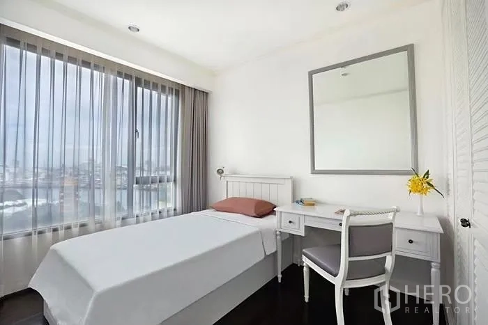 คอนโด ให้เช่าในKhlong San, Bangkok - ห้องนอนเดี่ยวสว่าง มีโต๊ะทำงาน กระจก และวิวเมืองจากหน้าต่างกว้าง