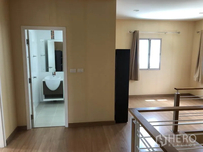 บ้าน ให้เช่าในSuan Luang, Bangkok - โถงบันไดชั้นบน รับแสงธรรมชาติ และทางเข้าห้องน้ำ