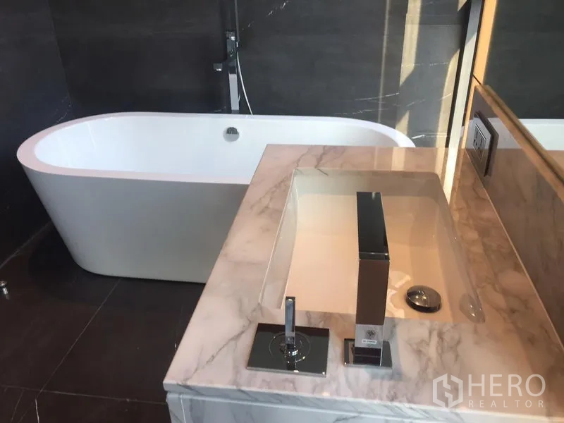 คอนโด ให้เช่าในWatthana, Bangkok - ห้องน้ำหรูมีอ่างอาบน้ำแบบลอยตัวและเคาน์เตอร์หินอ่อนในคอนโดสไตล์โมเดิร์น