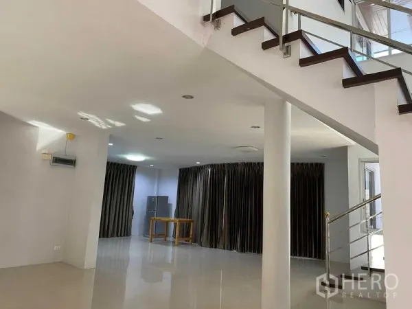 สำนักงานที่บ้าน ให้เช่าในKhlong Toei, Bangkok - พื้นที่นั่งเล่นโปร่งโล่ง ปูกระเบื้องเงา บันไดโครงกระจก