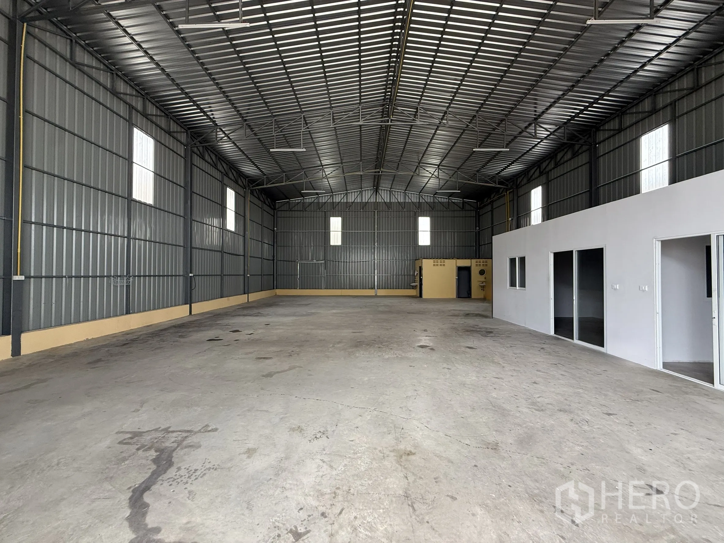Warehouse for rent in Wang Thonglang, Bangkok - Warehouse interior facing the office rooms and restroom section.