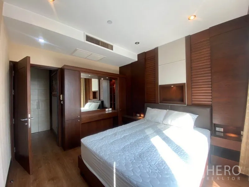 公寓 出租在Sathon, Bangkok - 明亮卧室，内置衣柜与梳妆镜，木地板。
