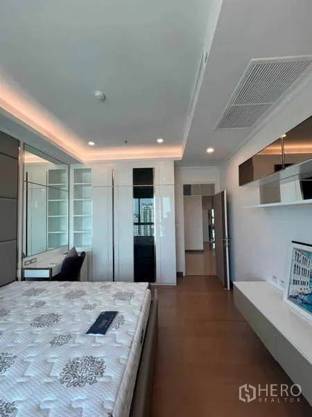 คอนโด ให้เช่าในRatchathewi, Bangkok - ห้องนอนพร้อมตู้เสื้อผ้าบานสูง มุมทำงาน พื้นไม้ และไฟหลุม