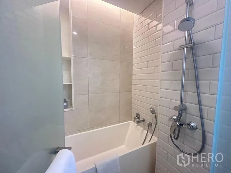 คอนโด ให้เช่า - อ่างอาบน้ำพร้อมฝักบัว กระเบื้องลายอิฐสีขาวสไตล์โมเดิร์น