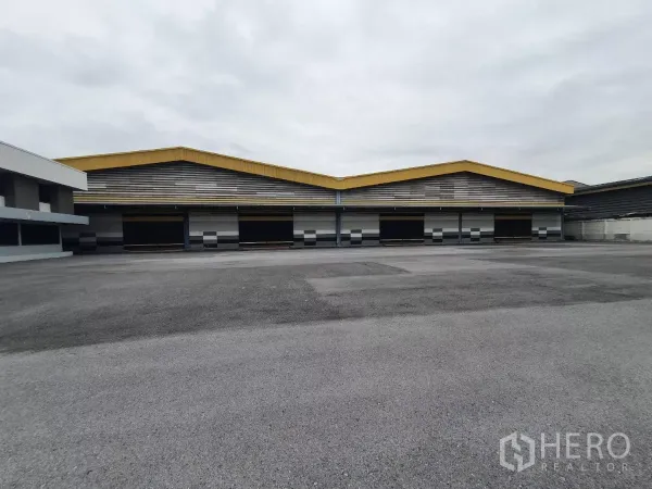 工厂 出租在Mueang Samut Prakan, Samut Prakan - 带雨棚的装卸月台与仓库立面，卡车出入便捷