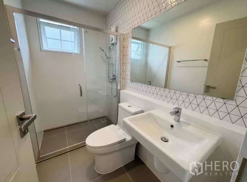 บ้าน ให้เช่าในBang Phli, Samut Prakan - ห้องน้ำพร้อมตู้กระจกอาบน้ำ ผนังลายเรขาคณิต และกระจกบานใหญ่