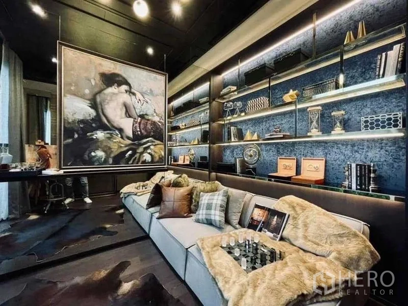 公寓 出租或出售 - 温馨多功能房，内嵌灯带书架与长沙发适合阅读。