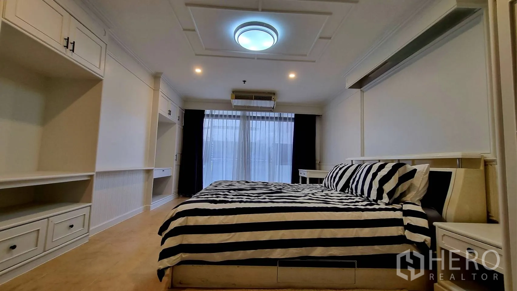 公寓 出租在Watthana, Bangkok - 主套房，两侧均为大面积柜体。