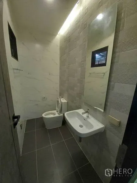 零售空间 出租在Khlong Toei, Bangkok - 现代化卫生间，设坐便器、洗手盆与镜子