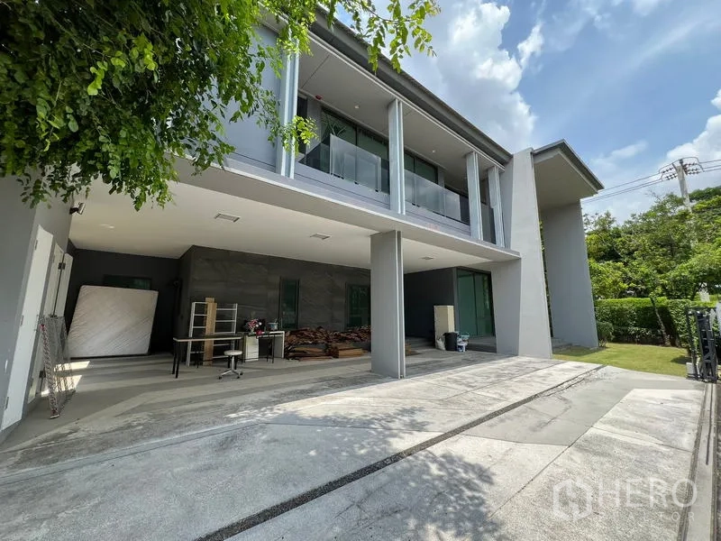 Detached House for rent in Bang Kapi, Bangkok - Angled exterior view showing the balcony and wide driveway of the home.