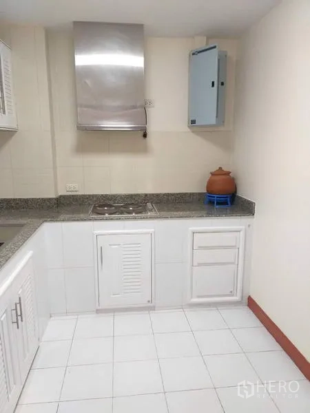 คอนโด ให้เช่าในBang Kho Laem, Bangkok - ครัวปิดตู้สีขาว เคาน์เตอร์หินแกรนิต และเครื่องดูดควัน
