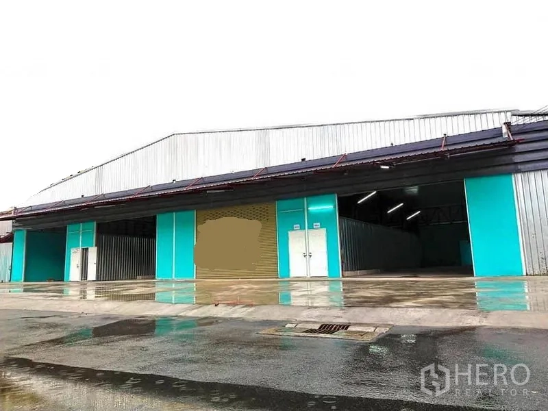 คลังสินค้า ให้เช่าในYan Nawa, Bangkok - ด้านหน้าโกดังมีประตูม้วนหลายช่อง ชานโหลดของกว้าง และทางรถเข้าออกสะดวก ในยานนาวา กรุงเทพฯ