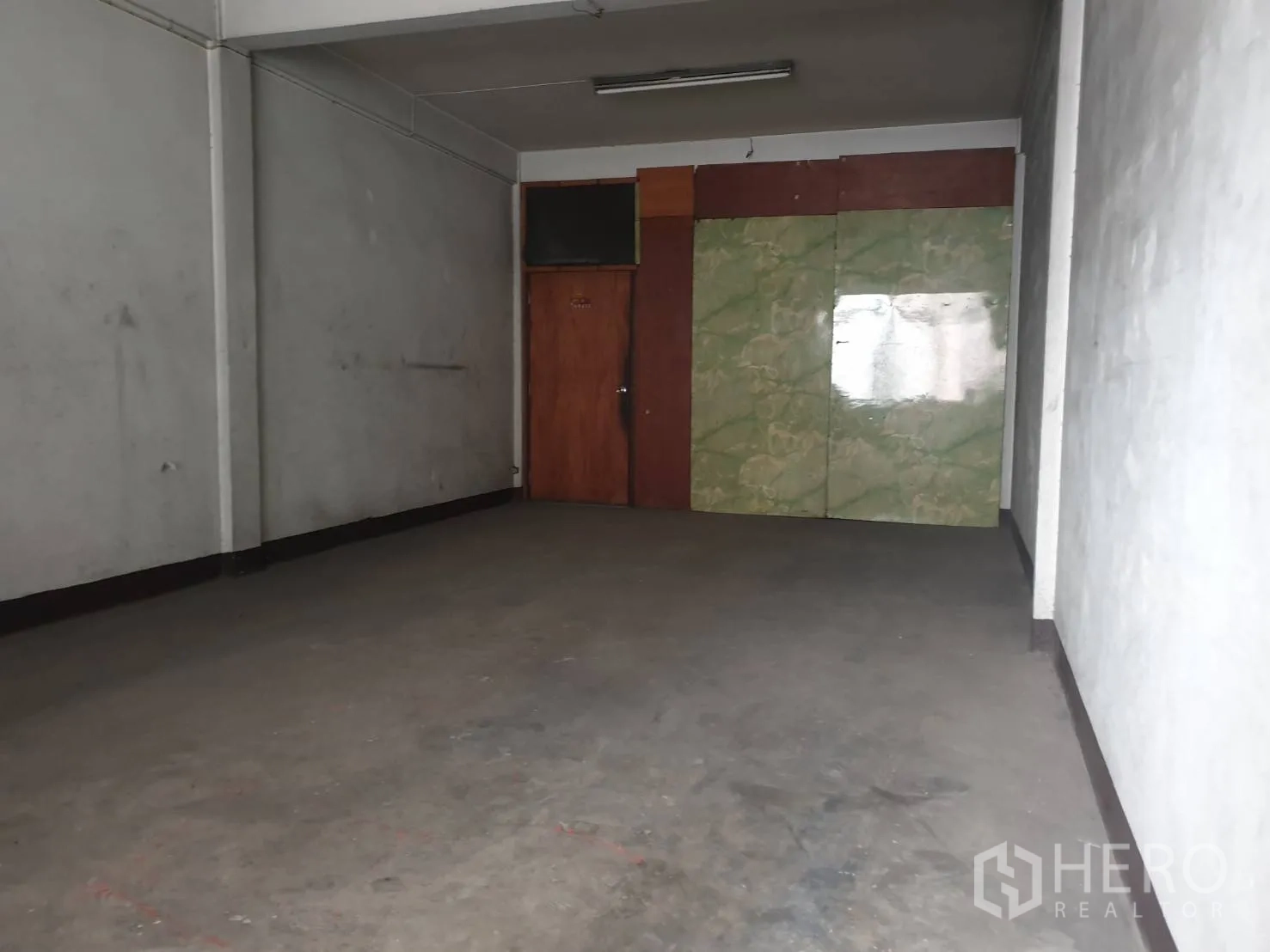 อาคารพาณิชย์ ให้เช่าในPhra Khanong, Bangkok - ห้องโล่งพื้นคอนกรีต ผนังสีเทา ประตูไม้ เหมาะเก็บของหรือทำงาน