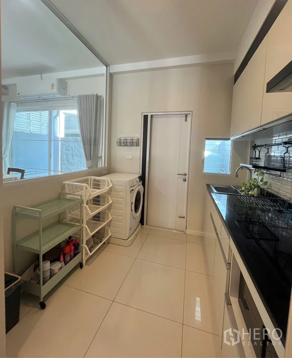 ทาวน์เฮาส์ for rent in Prawet, Bangkok - ครัวแยกเป็นสัดส่วนพร้อมตู้เก็บของ ซิงก์ และเครื่องซักผ้า.