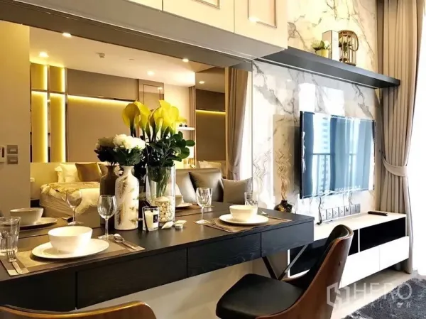 คอนโด ให้เช่าในWatthana, Bangkok - พื้นที่นั่งเล่น–ทานอาหารสว่าง ผนังทีวีลายหินอ่อน เคาน์เตอร์ทานข้าว และมุมมองไปยังห้องนอนสบายๆ