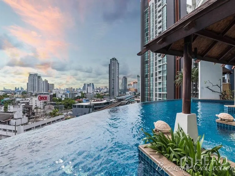 คอนโด ให้เช่าในWatthana, Bangkok - สระว่ายน้ำอินฟินิตี้ขอบฟ้า มองเห็นวิวเมือง รายล้อมด้วยอาคารสูงในเขตวัฒนา