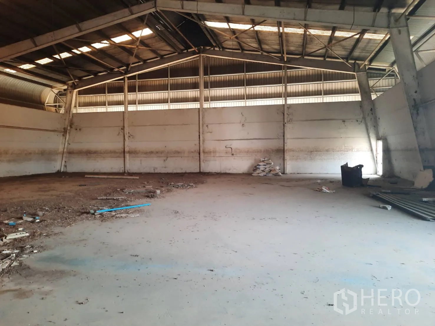 โรงงาน for sale in Bang Pa-in, Phra Nakhon Si Ayutthaya - พื้นที่การผลิตโล่ง โครงหลังคาเหล็กและช่องระบายอากาศตามแนวผนัง