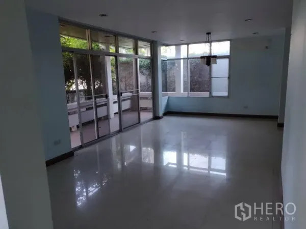 Home Office for rent in Watthana, Bangkok - Bright open-plan living area with large sliding glass doors to the terrace.