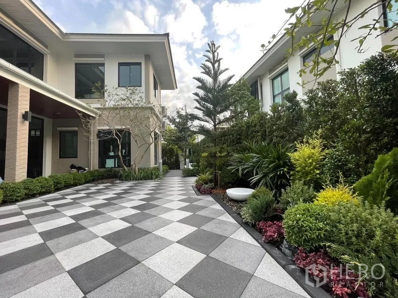Detached House for rent in Phasi Charoen, Bangkok - Landscaped courtyard with checkerboard tiled patio and lush greenery.