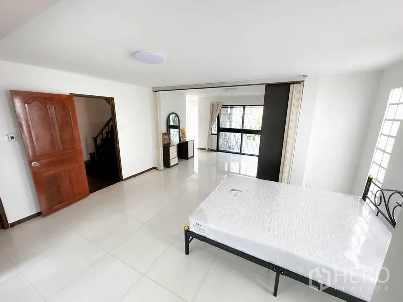 带办公室的家 出租在Phra Khanong, Bangkok - 大卧室，配床、梳妆区与可滑动隔断和窗户。