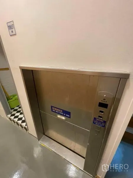 店屋 出租在Ratchathewi, Bangkok - 内嵌式不锈钢送餐电梯位于走廊旁。