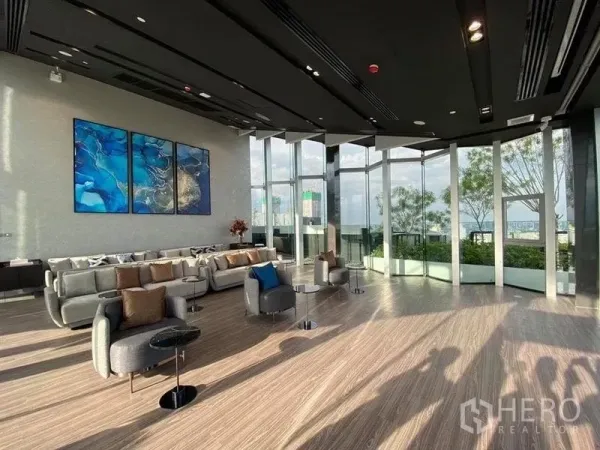 คอนโด ขายในRatchathewi, Bangkok - สกายเลานจ์เพดานสูง ผนังกระจกเต็มบาน โซฟาทันสมัยหันสู่ทิวทัศน์เมือง