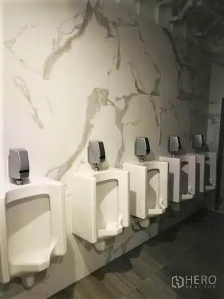 零售空间 出租在Phaya Thai, Bangkok - 大理石纹墙面前的挂墙式小便器一排