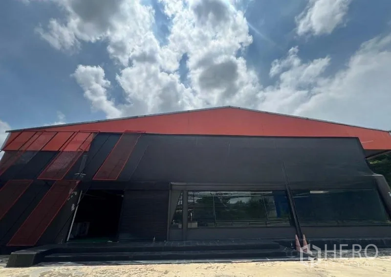 โชว์รูม ให้เช่าในMueang Samut Prakan, Samut Prakan - อาคารพาณิชย์โทนดำแดงทรงเหลี่ยม พร้อมกระจกเต็มบานด้านหน้า