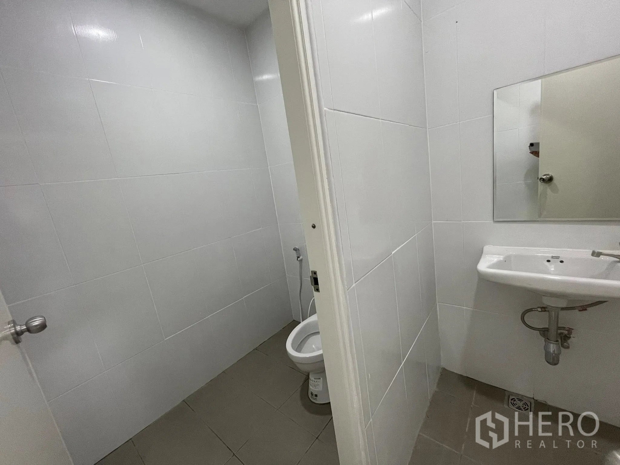 โกดัง for rent in Pak Kret, Nonthaburi - ห้องน้ำส่วนตัวพร้อมอ่างล้างมือและสายฉีดชำระ