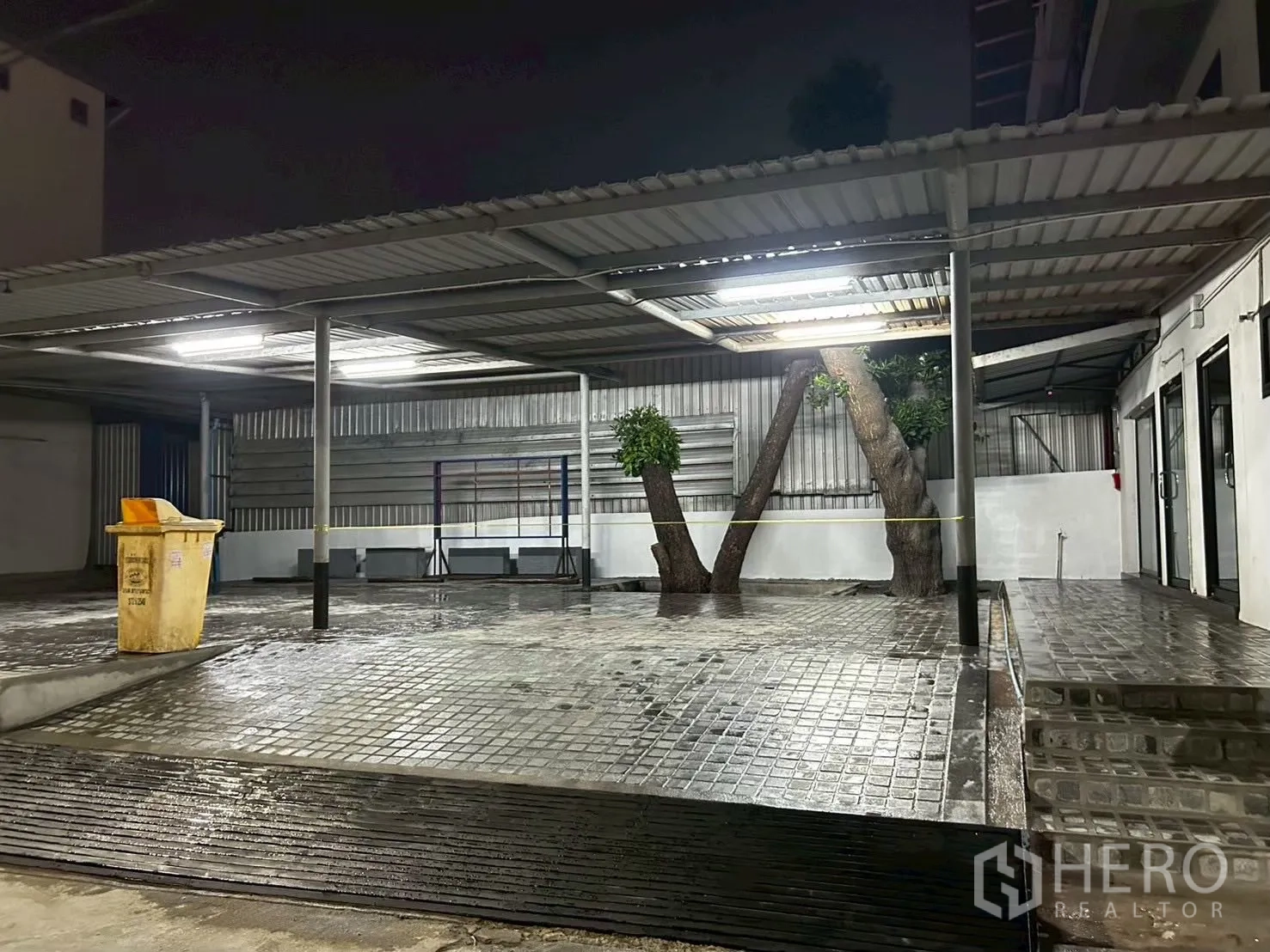 โชว์รูม for rent or sale in Bang Phli, Samut Prakan - ลานหน้าบ้านมีหลังคาเมทัลชีท พื้นกระเบื้อง พร้อมต้นไม้ใหญ่