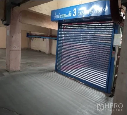 货栈 出租在Mueang Pathum Thani, Pathum Thani - 货梯区域的卷帘门，标注 2.5 吨载重。